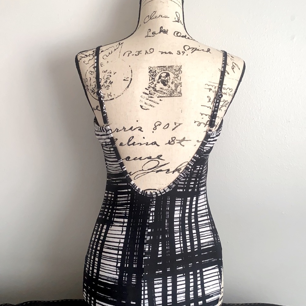 Newport News Swim one pc black & white deep V neck w/adjustable straps. Sz: 6 - Picture 5 of 7